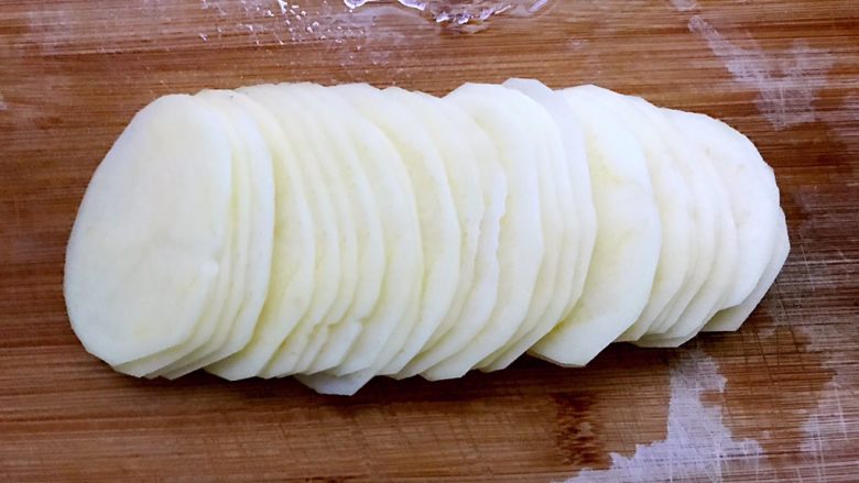 调动你的味蕾——红油土豆丝,先切成薄片