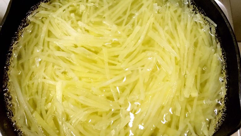 调动你的味蕾——红油土豆丝,沸腾后加入土豆丝焯至断生，不可煮太久就会软烂了哦