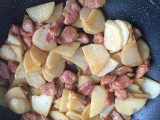 香肠土豆片,土豆熟了即可出锅。