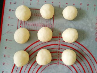 花环面包,将发酵好的面团平均分成9个小剂子，滚圆，静置10分钟