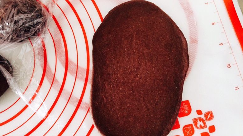 迷你巧克力麻薯软欧,取一个面团擀成椭圆形，两头一边大一边小一点