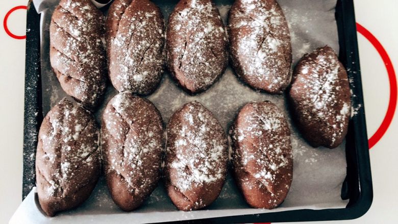 迷你巧克力麻薯软欧,发酵完成后190度预热烤箱，撒粉割包，190度20分钟