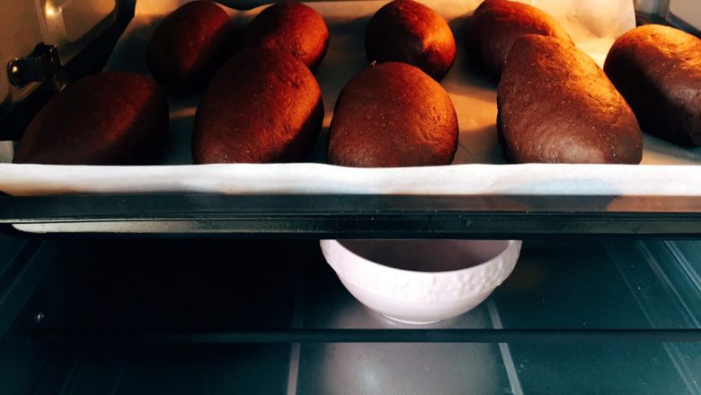 迷你巧克力麻薯软欧,烤箱进行2发，发酵功能38度，40分钟，底下放碗开水。