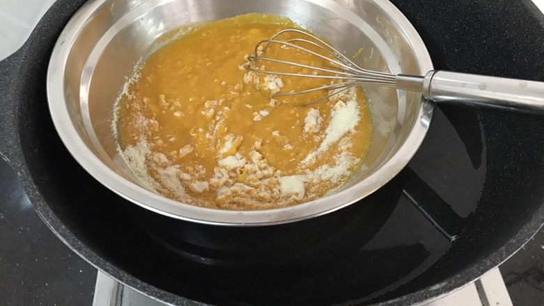 芒果牛奶千层糕,如图⬆️隔热水搅拌均匀至糖和吉利丁粉完全融化