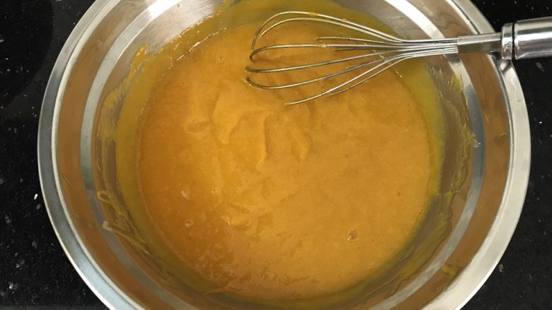 芒果牛奶千层糕,搅拌均匀后放置一边晾凉备用