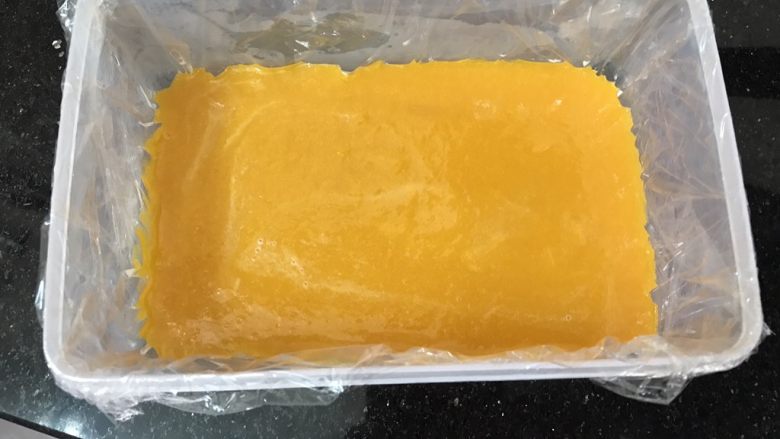 芒果牛奶千层糕,牛奶液冷冻十分钟定型后拿出来，加入一层芒果液，然后再次送入冰箱冷冻十分钟定型，如此类推，直到用完材料