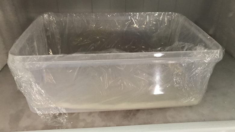 芒果牛奶千层糕,送入冰箱冷冻十分钟定型
记住：冷冻层～冷冻层哟