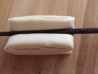 花卷双吃,用一根筷子从中间用力按压，但不要压到底。