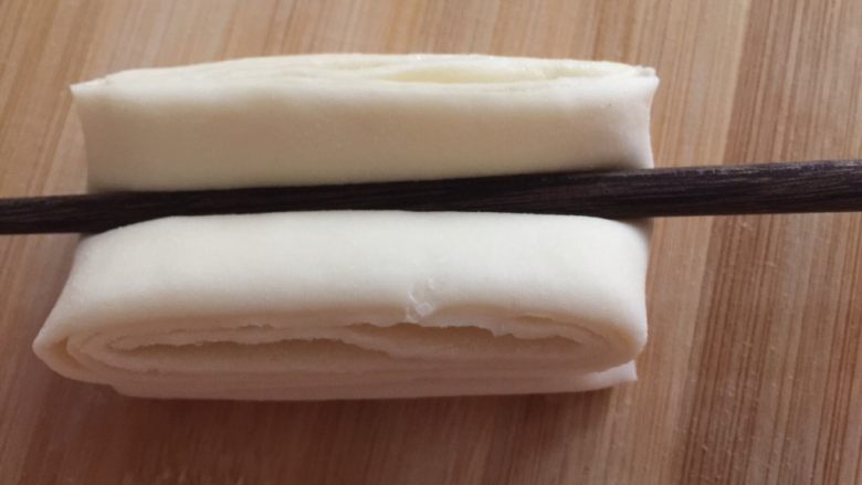 花卷双吃,用一根筷子从中间用力按压，但不要压到底。