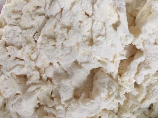 花卷双吃,一边往面粉中加水，一边用手或者筷子拌，面粉就会出现雪花状的块。