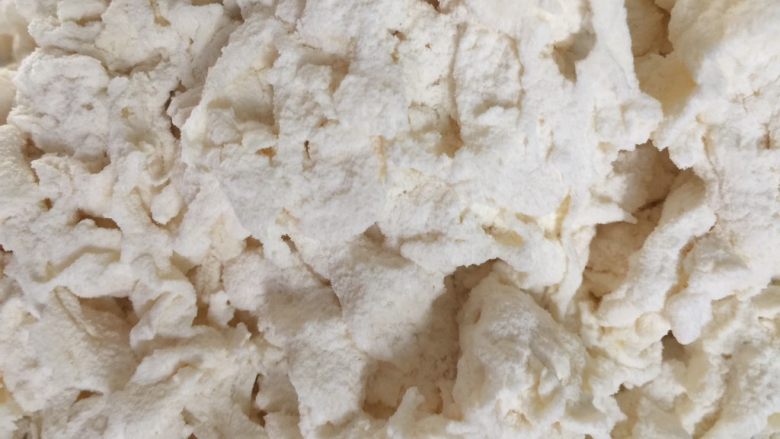 花卷双吃,一边往面粉中加水，一边用手或者筷子拌，面粉就会出现雪花状的块。