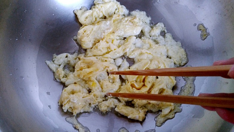 花样面条+蟹味鸡蛋炸酱面,待油七分热时倒入鸡蛋，稍微凝固时用筷子打散。