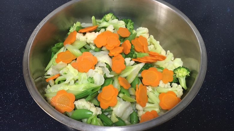 花椒油蔬菜宝,把所有焯过水的蔬菜放在一个盆里，放入适量的盐和1小勺白糖，搅拌均匀。