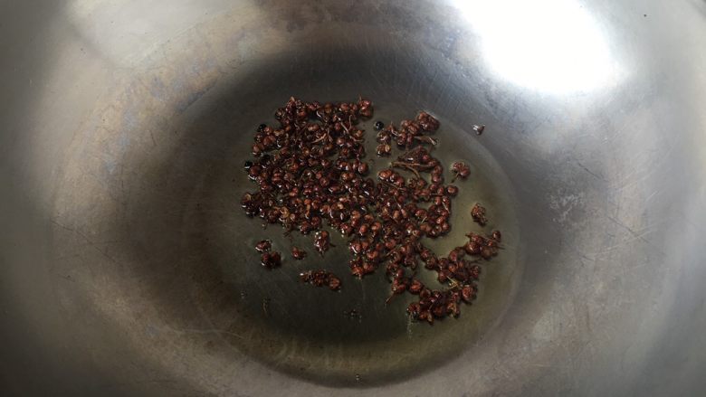 花椒油蔬菜宝,锅里放油，然后放入花椒，当花椒遇热后慢慢散发出香味时把花椒捞出来，留花椒油备用。
