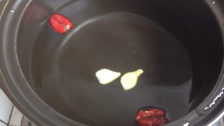 黄豆猪皮汤,汤锅里加水，放入姜片和红枣。