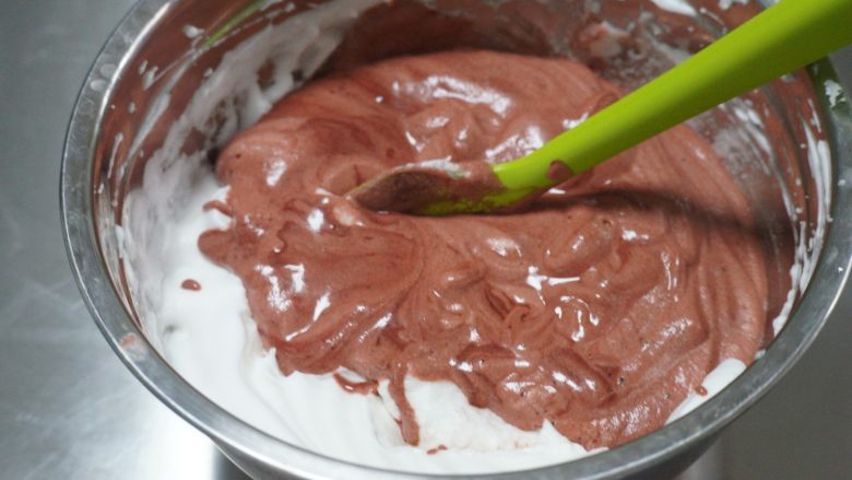 红丝绒奶油奶酪蛋糕,将混合均匀的面糊快速倒入剩余⅓蛋白霜的盆中，先用切拌手法进行混合