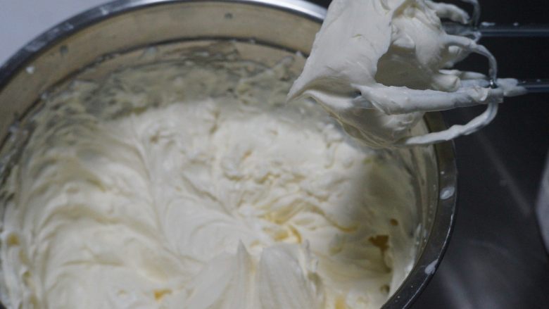 红丝绒奶油奶酪蛋糕,提起打蛋器，打蛋头前方呈短尖角停止打发。