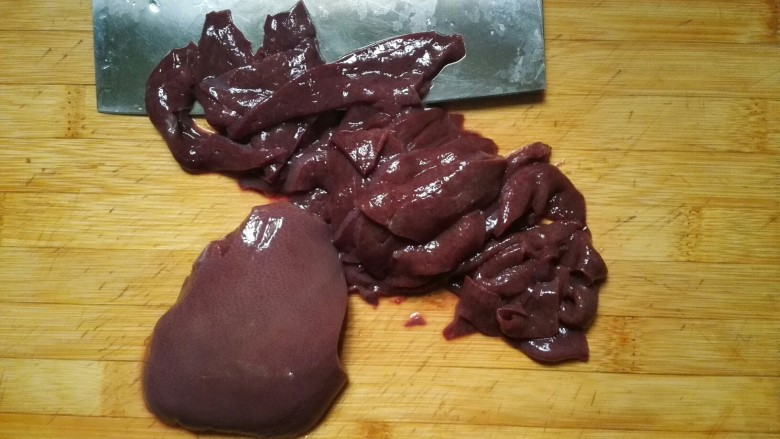 泡椒猪肝,猪肝洗净切片（不要切太薄也不要切太厚，厚薄均匀即可）。