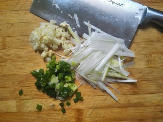 泡椒猪肝,大葱切丝，泡椒切碎，大蒜切碎备用。