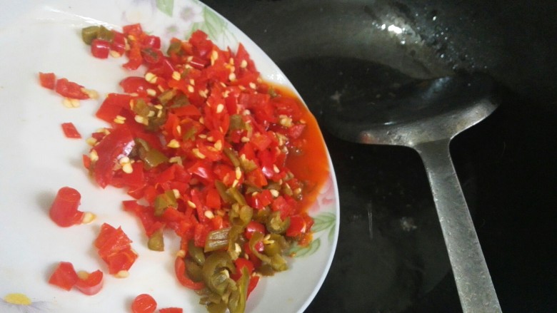 泡椒猪肝,锅留底油倒入泡椒。