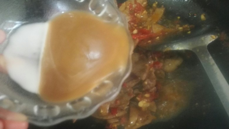 泡椒猪肝,倒入芡汁继续翻炒均匀。