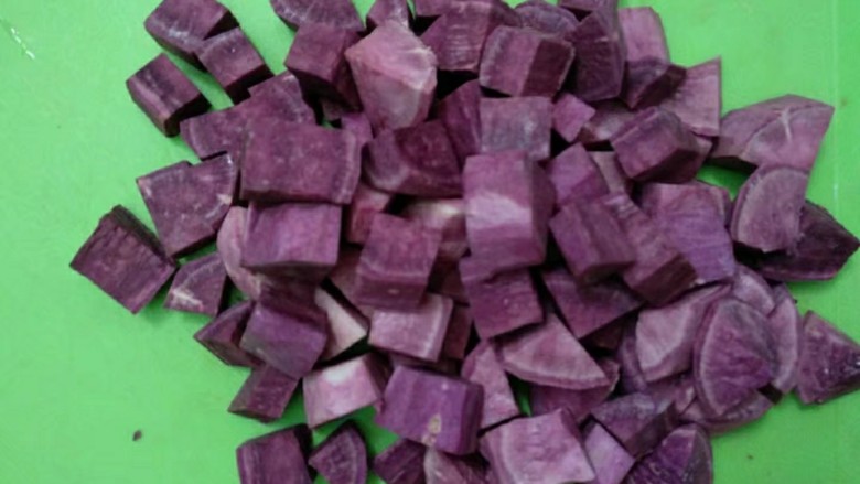 紫薯西米露,紫薯切成小块。