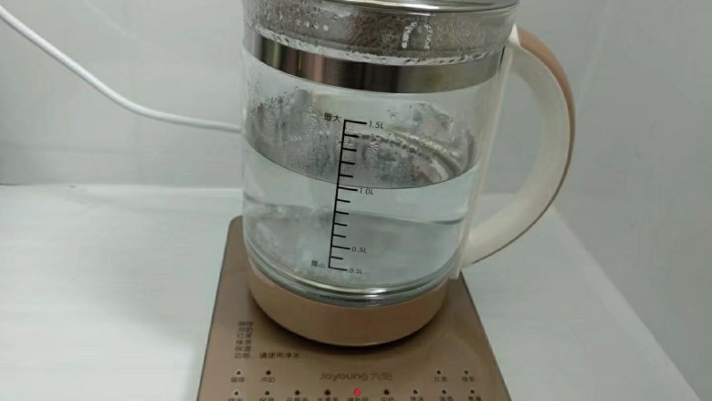 紫薯西米露,养生壶注入1000毫升清水，选择滋补品功能。
