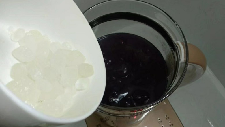 紫薯西米露,放入白糖搅匀，即可关火。