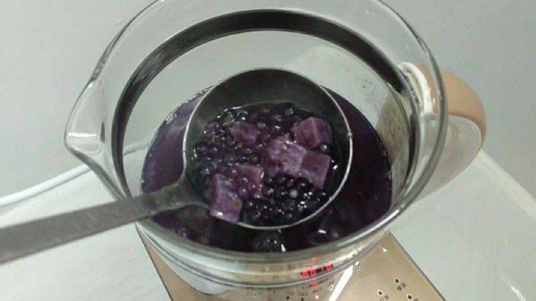 紫薯西米露,煮至西米基本透明。