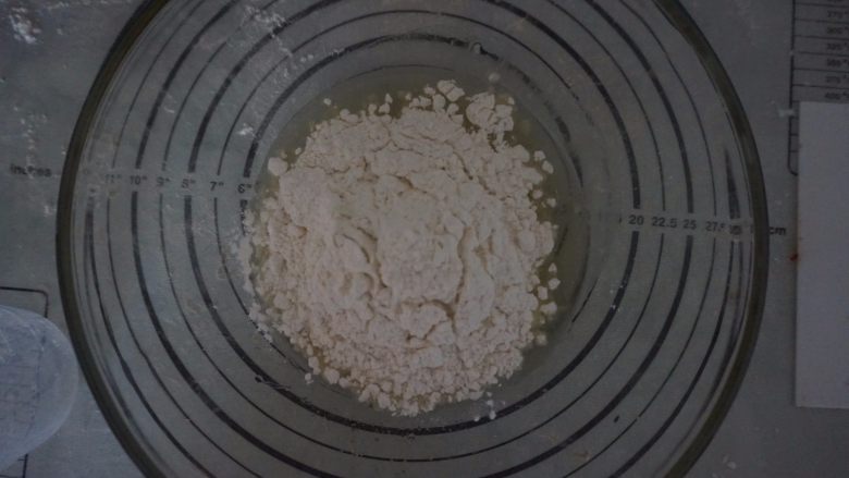 奇亚籽可可星星小饼,先倒出一半的油糖混合物，将剩余的一部分与过筛后的面粉充分混合