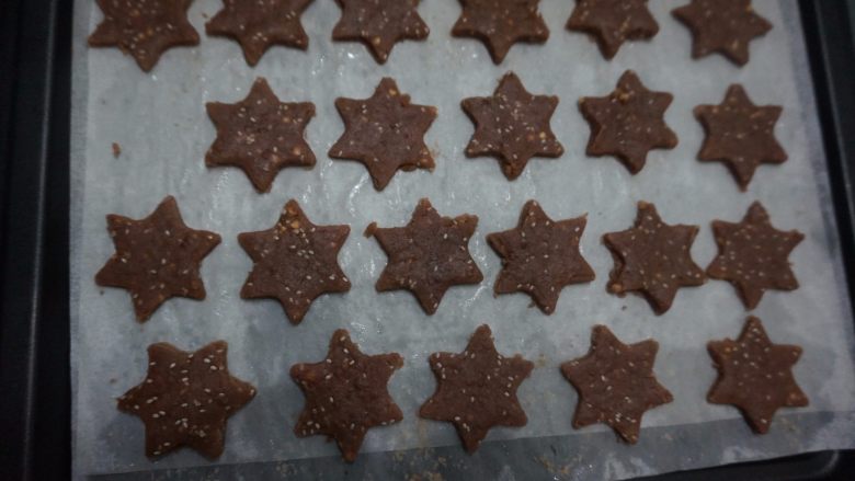 奇亚籽可可星星小饼,用星星的模具刻压成星星的造型，新手第一次做，所以造型不是很好看