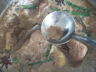 #咸味#＋牛肉罩饼,用勺子把浮沫撇干净，水开以后转小火，炖2-3个小时。炖一个小时的时候放盐。