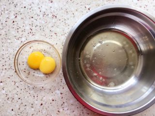 纸杯戚风蛋糕,鸡蛋分离；蛋清的盆要干净无油无水；