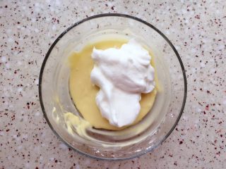 纸杯戚风蛋糕,分3/1蛋白霜加入蛋糊里，翻拌均匀；