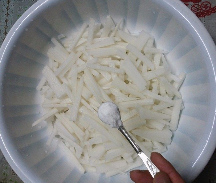 韩式萝卜条,放入干净的盆中、加4小勺食盐
