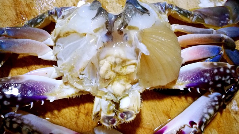 家庭简易版螃蟹海鲜粥,再把螃蟹身上两侧的绒毛剪下，如图，我只剪了一侧。