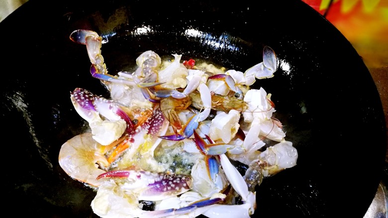 家庭简易版螃蟹海鲜粥,倒入海鲜爆炒。