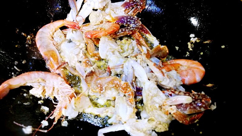 家庭简易版螃蟹海鲜粥,炒至半熟即可。