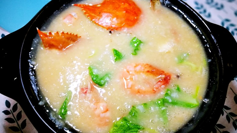 家庭简易版螃蟹海鲜粥,端下锅，粥还在继续沸腾，鲜味已经出来啦，趁热喝啦，小心烫哦。
