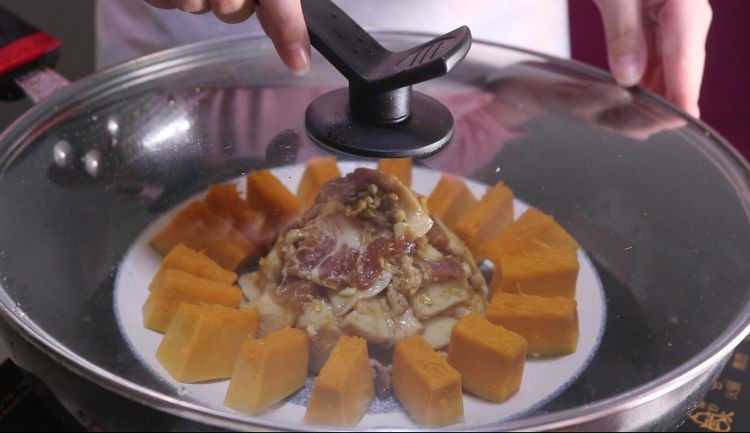 这样做的南瓜饼，才是最好吃的！,盖上各种隔水蒸，锅上气候蒸个10分钟左右。