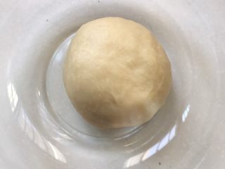 萌小龟面包,盖保鲜膜放发酵箱进行一发