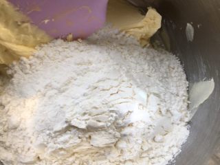 萌小龟面包,把低粉和奶粉加入到黄油中，用刮刀混合