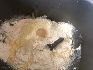 萌小龟面包,所有面包材料放入面包桶，混合成团，大约30分钟左右