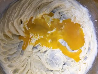 萌小龟面包,用打蛋器低速搅拌，分两次加入蛋黄液
