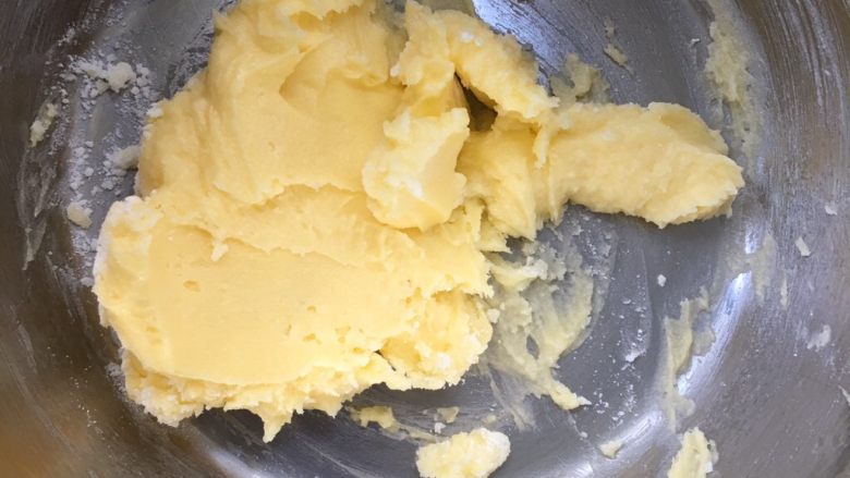萌小龟面包,用刮刀把糖粉和黄油大致拌匀