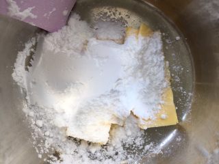 萌小龟面包,糖粉加入到软化的黄油中