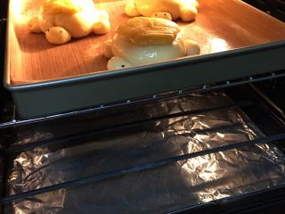 萌小龟面包,上下火170度预热五分钟，中层烤20分钟 中途180°旋转一下烤盘，让里面的面包均匀上色
