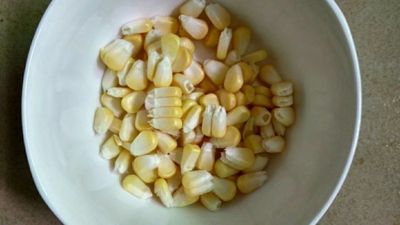 玉米火腿蛋炒饭,玉米洗净剥粒备用。