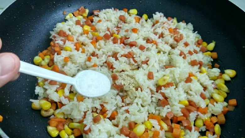 玉米火腿蛋炒饭,加入2勺盐翻炒片刻即可出锅。