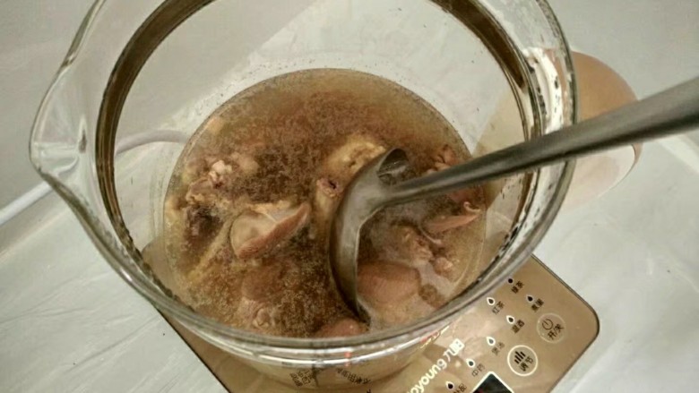 茶树菇鸽子汤,待水开放入鸽子焯一下，去除血水。